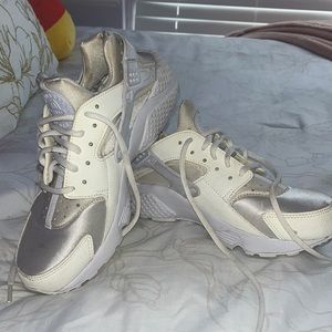 White nike hurraches